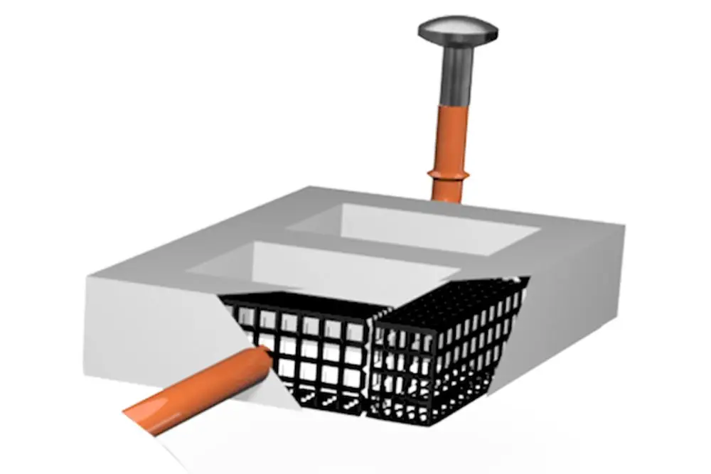 Schnittansicht eines Sickerblocks mit zwei Hohlräumen, orangefarbenen Rohren und einer Abdeckung. Das Produkt von Roth dient der Regenwasserversickerung.